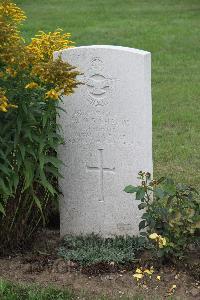 Hanover War Cemetery - Richards, Alan John George