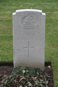 Hanover War Cemetery - Shears, L E