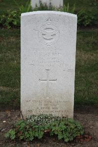 Hanover War Cemetery - Squires, Maurice Brian