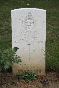 Hanover War Cemetery - Sweet, Dennis William