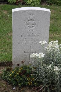 Hanover War Cemetery - Taylor, Dennis Alfred