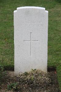 Hanover War Cemetery - Thorpe, Louise