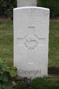 Hanover War Cemetery - Wallace, Russell Francis