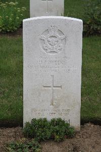 Hanover War Cemetery - Weeks, Henry Charles