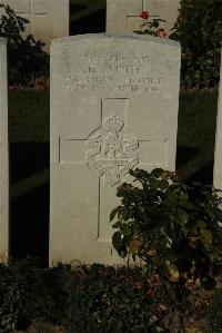 Caterpillar Valley Cemetery Longueval - Smith, F