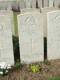 Bethune Town Cemetery - Dennis, Lionel