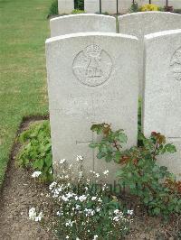 Bethune Town Cemetery - Elliott, E