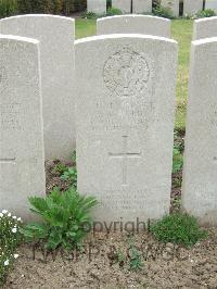 Bethune Town Cemetery - Ford, R