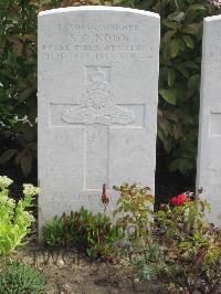 Fosse No.10 Communal Cemetery Extension Sains-En-Gohelle - Noon, S C L