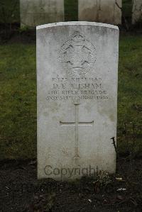 Ancre British Cemetery Beaumont-Hamel - Isham, D E A