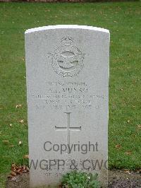 Reichswald Forest War Cemetery - Munro, Alexander Lyon