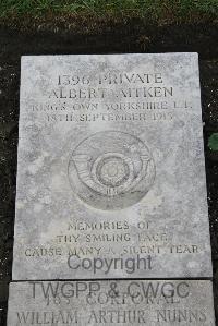 Boulogne Eastern Cemetery - Aitken, Albert