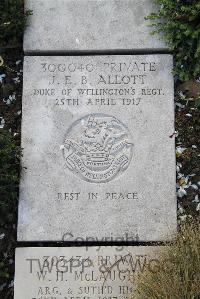 Boulogne Eastern Cemetery - Allott, J E B