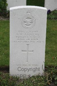 Boulogne Eastern Cemetery - Andrews, Richard William