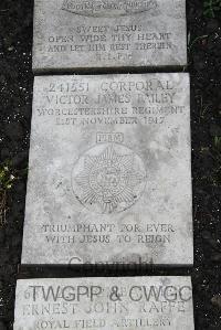 Boulogne Eastern Cemetery - Bailey, Victor James