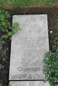 Boulogne Eastern Cemetery - Banfield, G