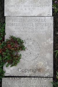 Boulogne Eastern Cemetery - Bennett, Robert James