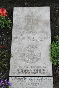 Boulogne Eastern Cemetery - Bradley, J J