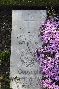 Boulogne Eastern Cemetery - Bridge, Thomas Henry