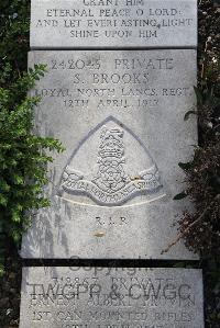 Boulogne Eastern Cemetery - Brooks, S