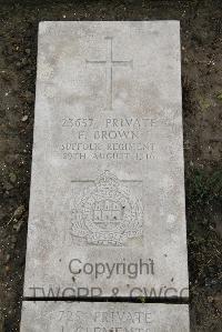 Boulogne Eastern Cemetery - Brown, F