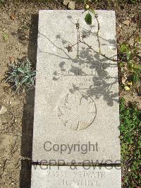 Boulogne Eastern Cemetery - Burlashka, K D