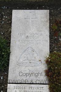 Boulogne Eastern Cemetery - Button, H