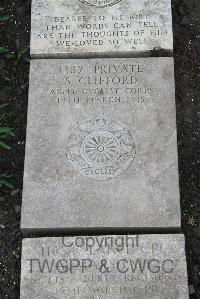 Boulogne Eastern Cemetery - Clifford, S