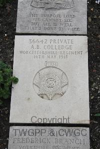 Boulogne Eastern Cemetery - Colledge, A B