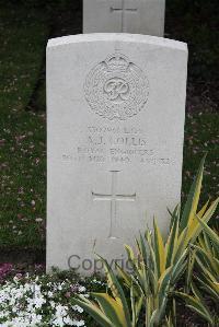 Boulogne Eastern Cemetery - Collis, Arthur John