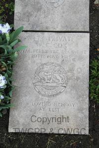 Boulogne Eastern Cemetery - Cox, W C