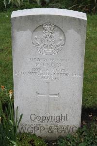 Boulogne Eastern Cemetery - Cross, Cyril