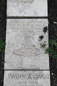 Boulogne Eastern Cemetery - Davis, Thomas William