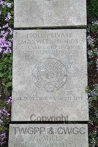 Boulogne Eastern Cemetery - Dodds, Maxwell