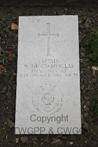 Boulogne Eastern Cemetery - Douglas, William Sholto