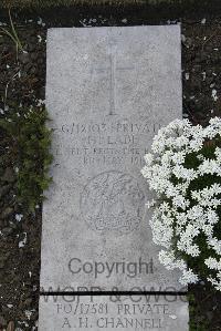 Boulogne Eastern Cemetery - Eade, Harry