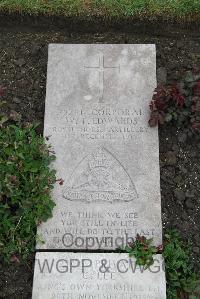 Boulogne Eastern Cemetery - Edwards, W T