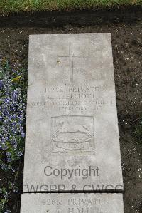 Boulogne Eastern Cemetery - Elliott, G T