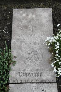 Boulogne Eastern Cemetery - Elliott, Robert