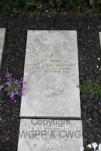 Boulogne Eastern Cemetery - Entwisle, James Leslie