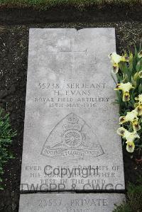 Boulogne Eastern Cemetery - Evans, H