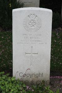 Boulogne Eastern Cemetery - Evans, Joseph Richard