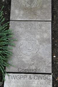 Boulogne Eastern Cemetery - Evans, W