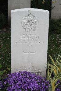 Boulogne Eastern Cemetery - Faulks, Edward Amos