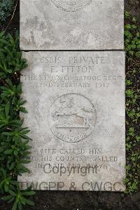 Boulogne Eastern Cemetery - Fitton, F