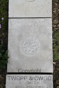 Boulogne Eastern Cemetery - Fry, H C