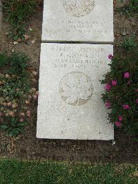 Boulogne Eastern Cemetery - Gionais, B