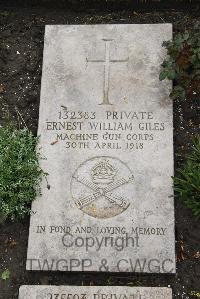 Boulogne Eastern Cemetery - Giles, Ernest William