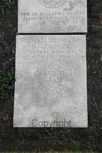 Boulogne Eastern Cemetery - Grainger, D