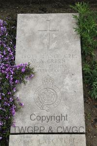 Boulogne Eastern Cemetery - Green, W A